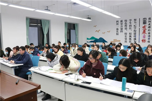 半期總結(jié)明方向，激昂青春寫華章